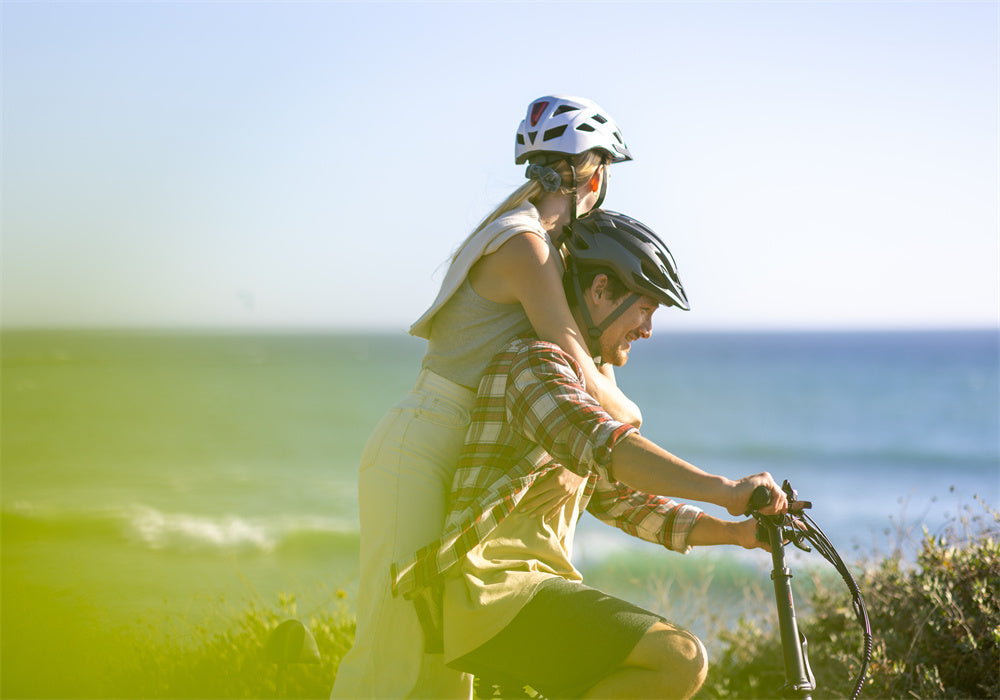 Take the foldable TESWAY S5 and ride with your partner